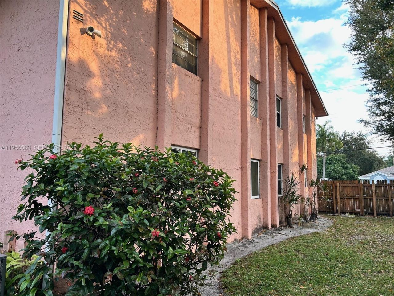 815 SW 30th St, Unit J, Fort Lauderdale, FL 33315 Photo