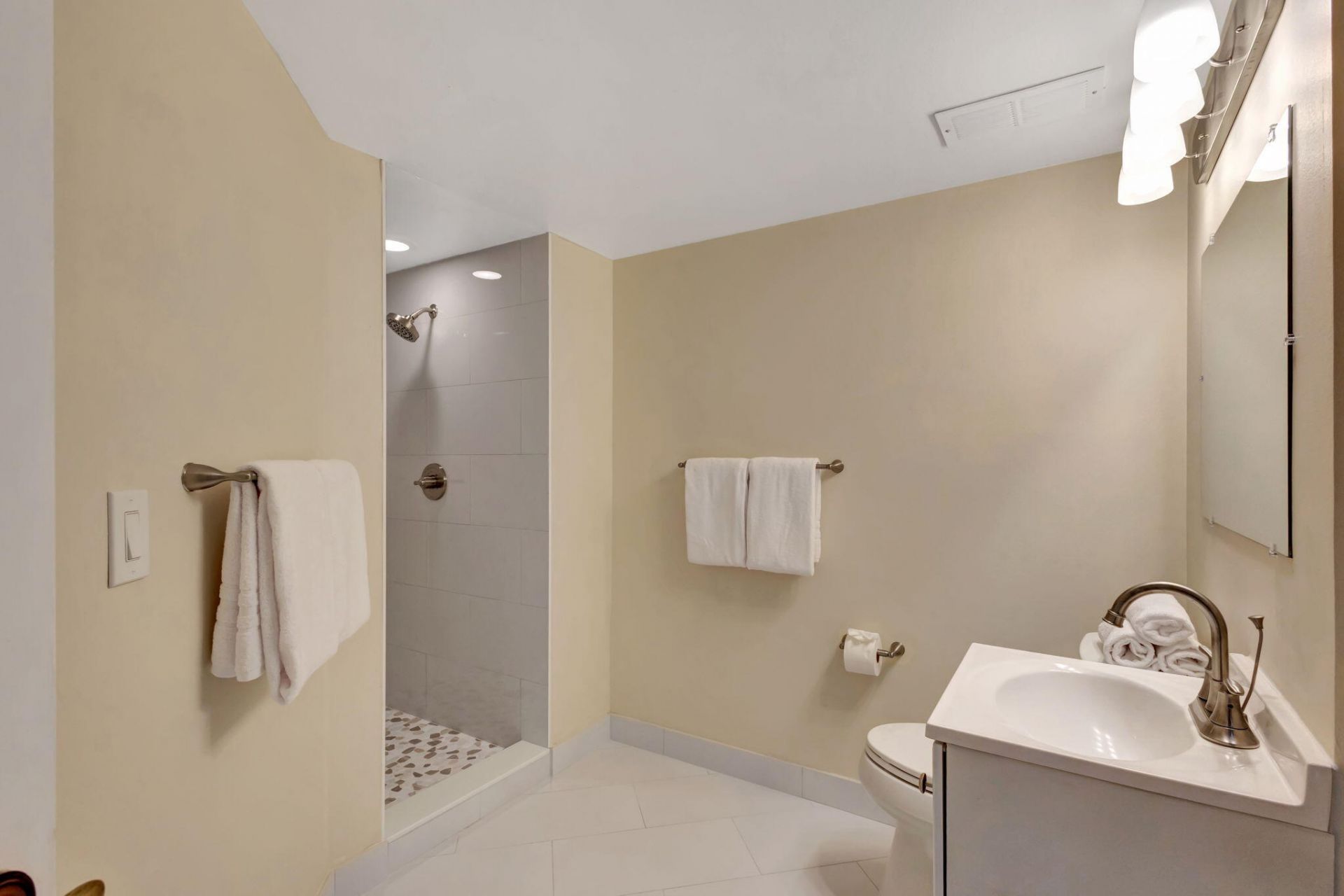 600 Uno Lago Drive, Unit 205, Juno Beach, FL 33408 Photo