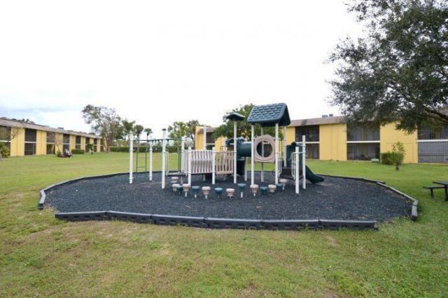 709 Meadows Circle, Boynton Beach, FL 33436 Photo