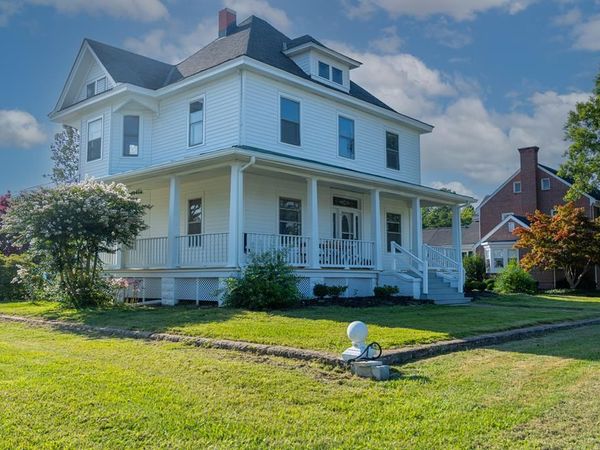 89 Main Street N, KILMARNOCK, VA 22482