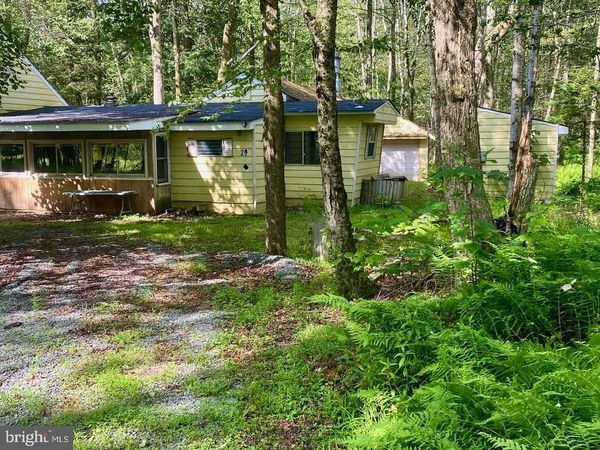 20 YELLOW FEATHER PATH, GOULDSBORO, PA 18424