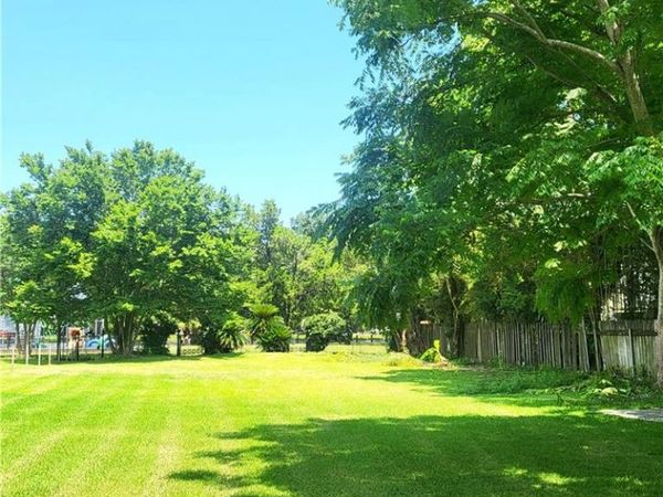 2116 NAPOLEON Avenue, New Orleans, LA 70115