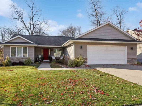 2001 Mackinaw Dr, Iowa City, IA 52245