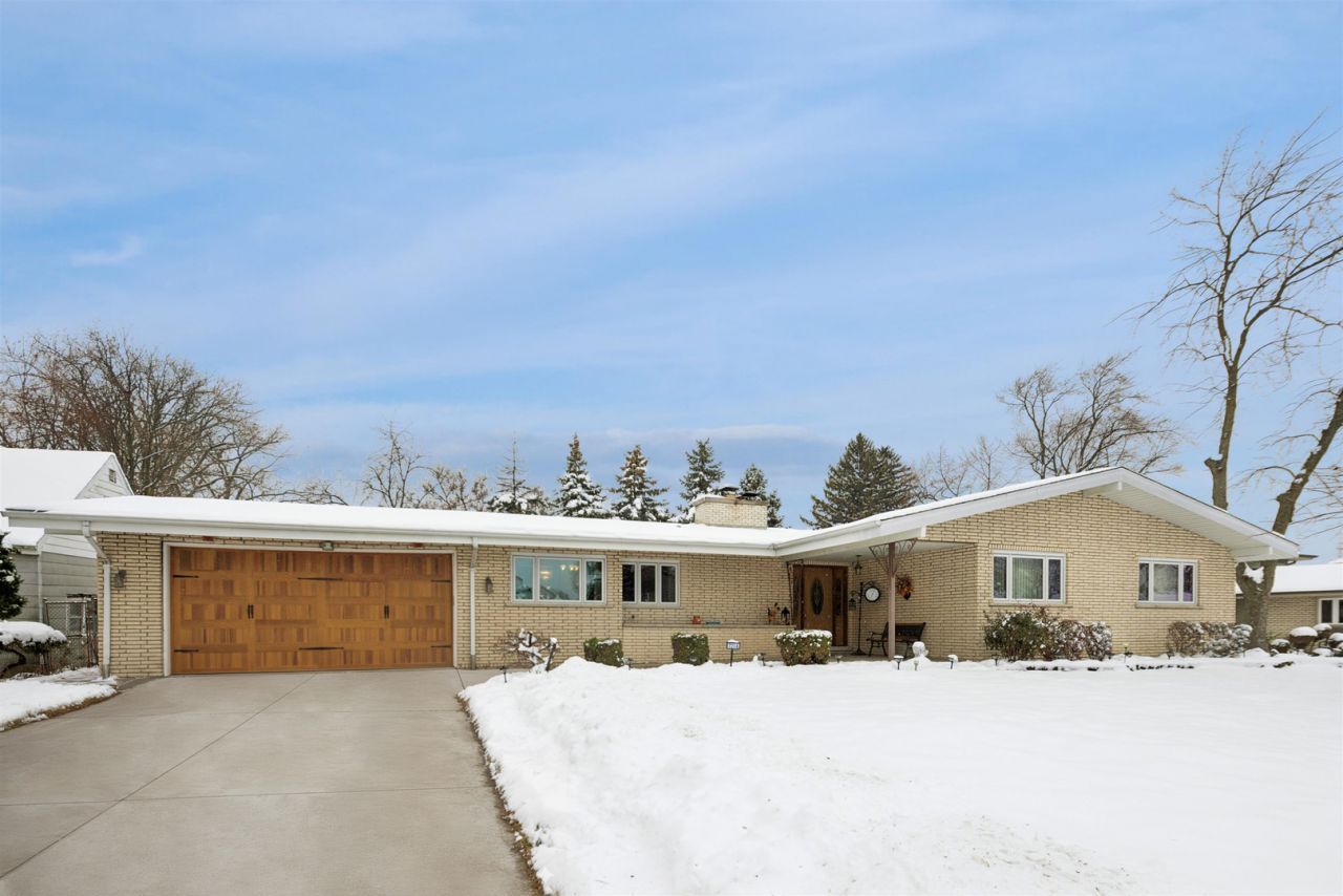 7216 S Octavia Avenue, Bridgeview, IL 60455 Main Photo