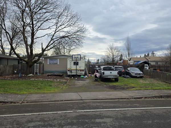 530 S 6TH St, Harrisburg, OR 97446