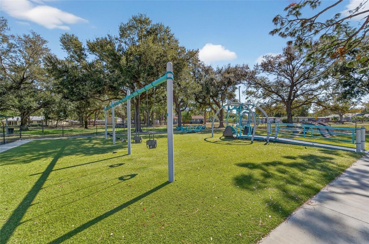 512 Atwood Avenue N, Saint Petersburg, FL 33702 Photo