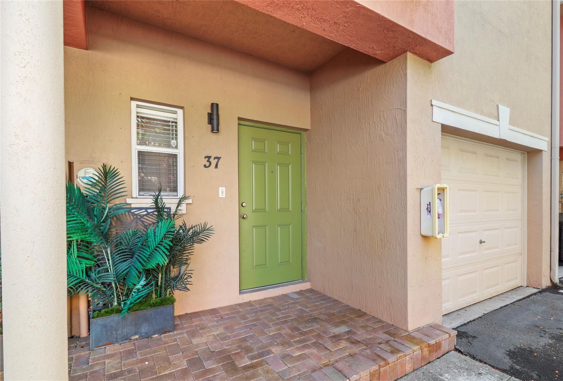 37 SE 3rd Avenue, Hallandale Beach, FL 33009 Photo