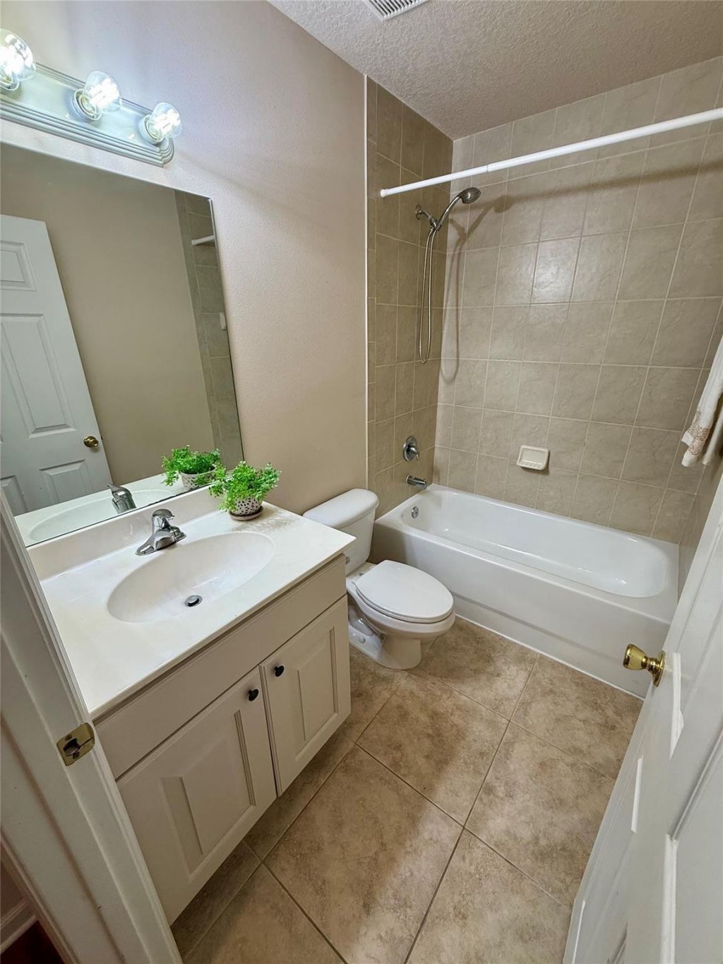 37 SE 3rd Avenue, Hallandale Beach, FL 33009 Photo