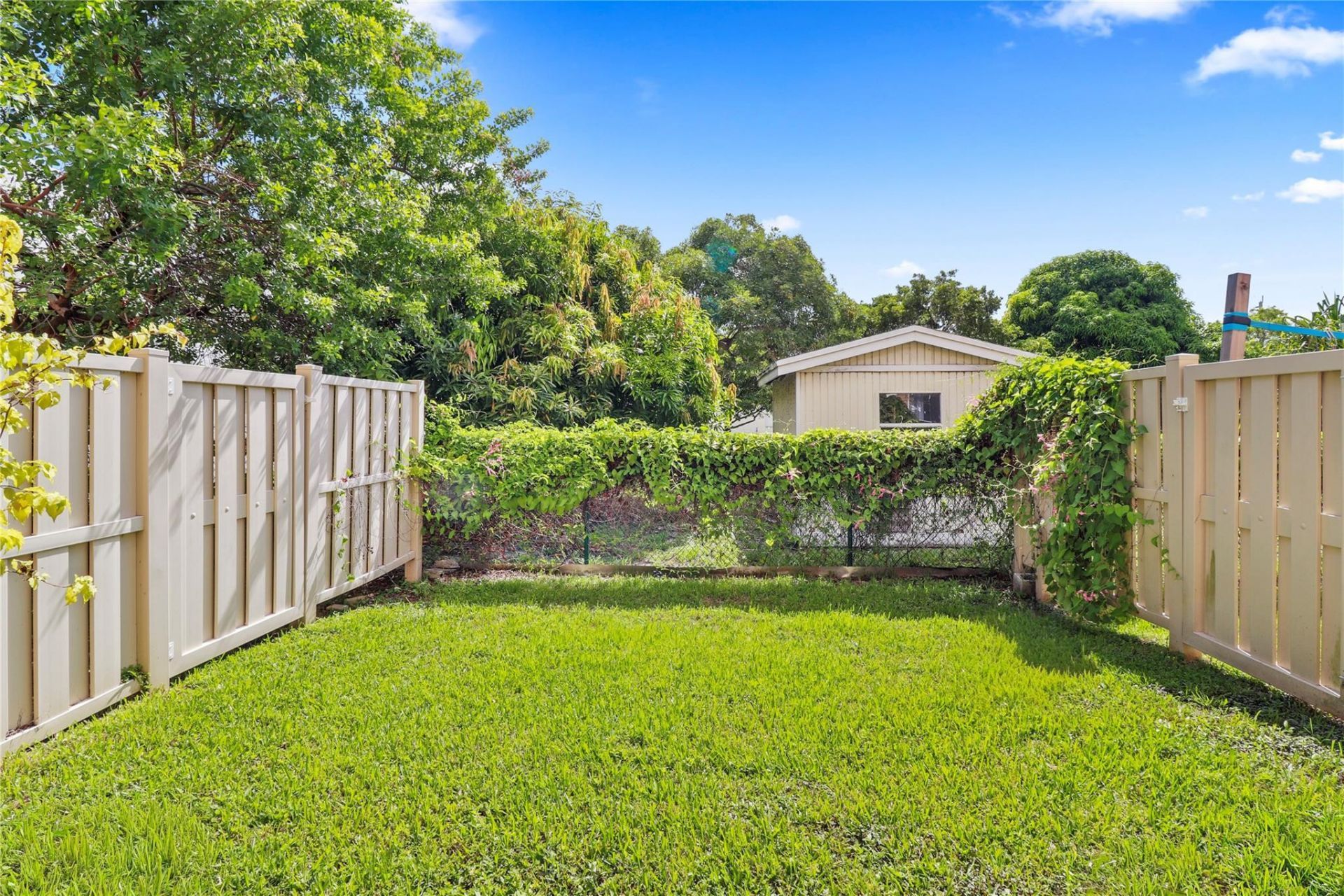 37 SE 3rd Avenue, Hallandale Beach, FL 33009 Photo