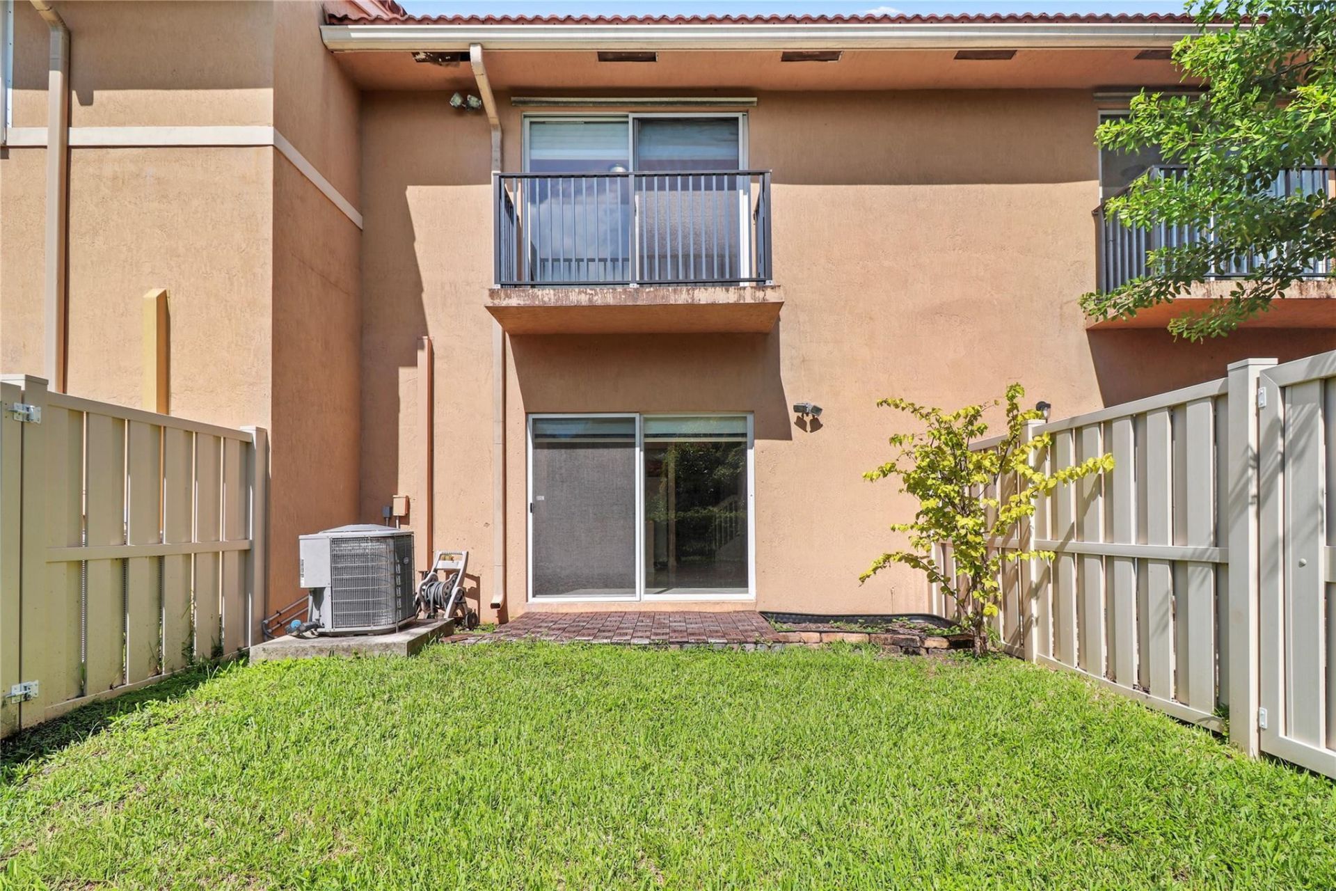 37 SE 3rd Avenue, Hallandale Beach, FL 33009 Photo
