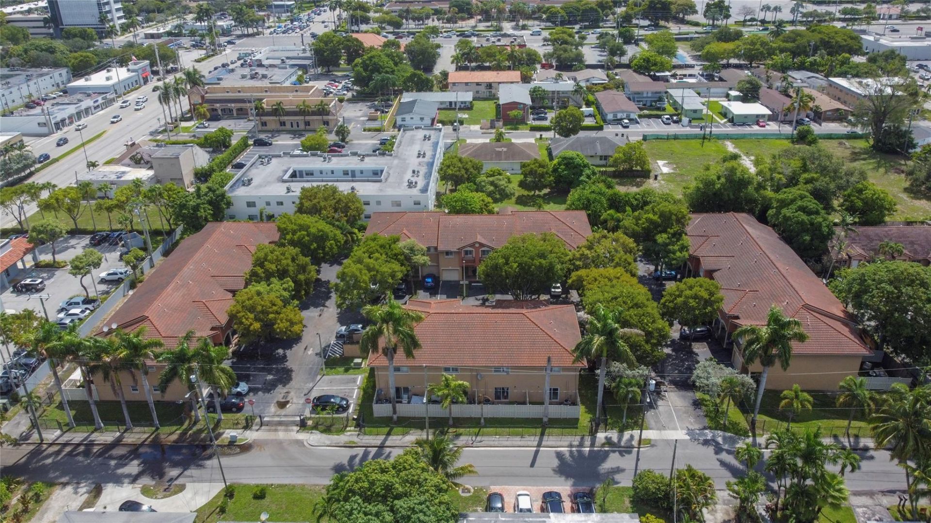 37 SE 3rd Avenue, Hallandale Beach, FL 33009 Photo