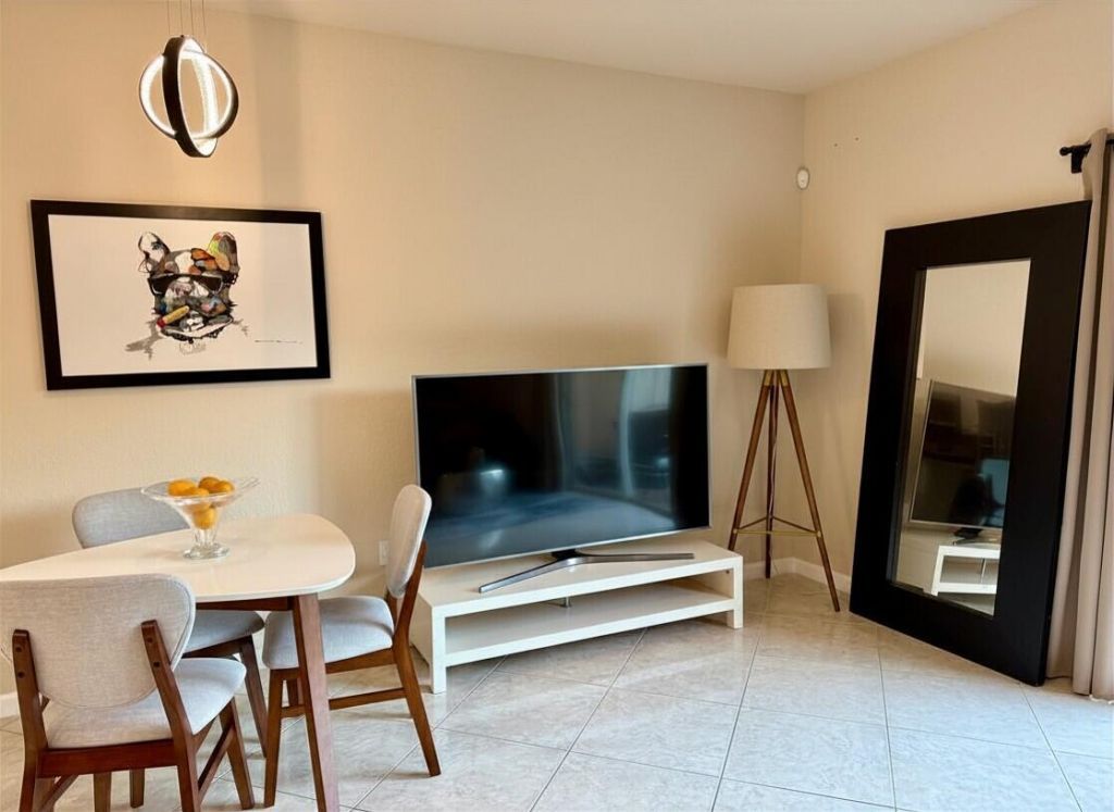 37 SE 3rd Avenue, Hallandale Beach, FL 33009 Photo