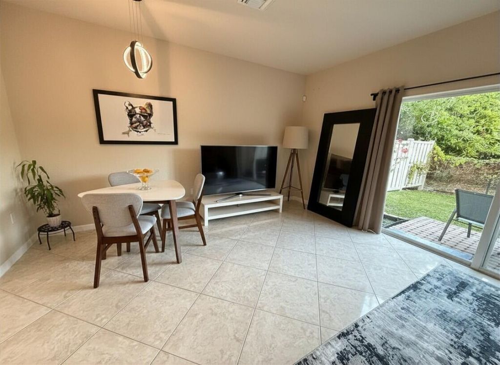 37 SE 3rd Avenue, Hallandale Beach, FL 33009 Photo