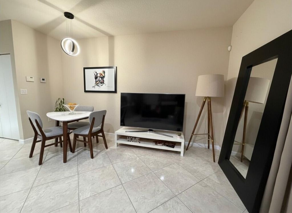 37 SE 3rd Avenue, Hallandale Beach, FL 33009 Photo