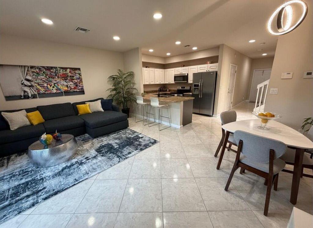 37 SE 3rd Avenue, Hallandale Beach, FL 33009 Photo