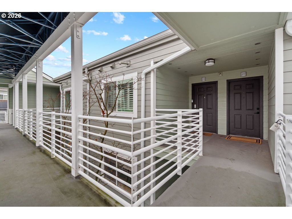 277 N Hayden Bay Dr, Portland, OR 97217 Main Photo