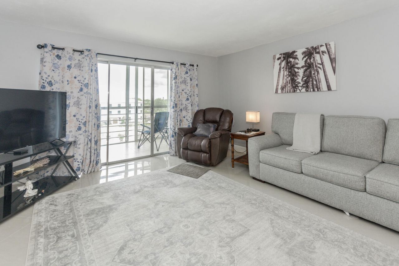 711 Lori Drive, Unit 408, Palm Springs, FL 33461 Photo