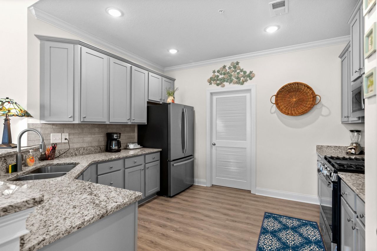 948 Jackline Place Photo 16