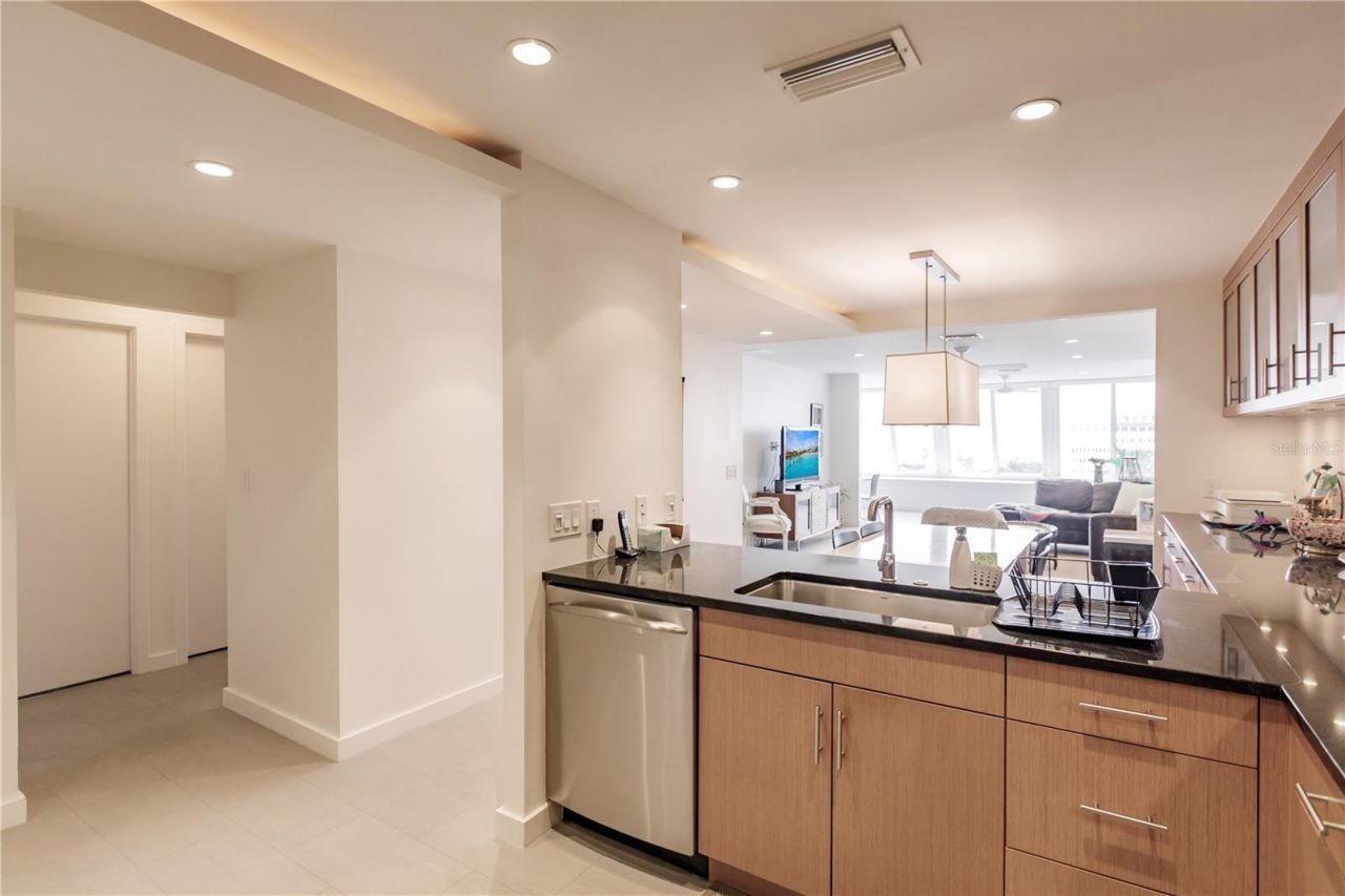 1200 E Peppertree Lane, Unit 402, Sarasota, FL 34242 Photo