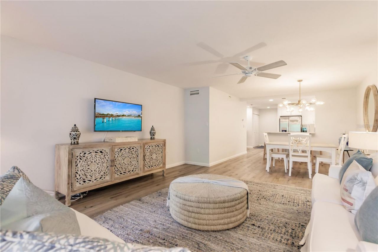 1200 E Peppertree Lane, Unit 303, Sarasota, FL 34242 Photo