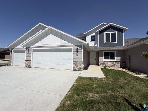 7220 E Waters Edge Pl, Sioux Falls, SD 57110