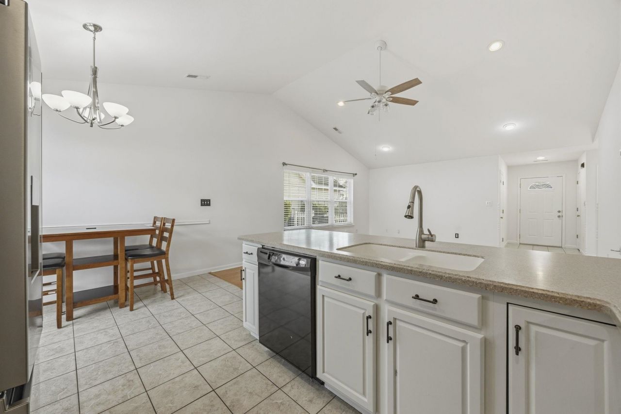 6681 Wisteria Dr. Photo 5