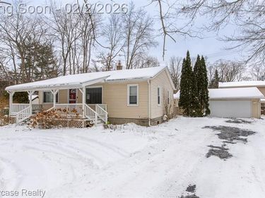 2161 E Euna, Wixom, MI 48393