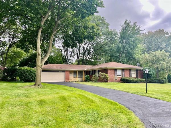 6901 WOODBANK Drive, Bloomfield Twp, MI 48301