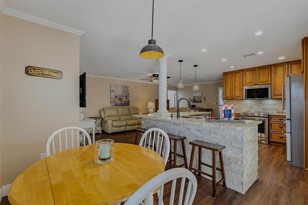 10099 Linden Place Drive, Seminole, FL 33776 Photo