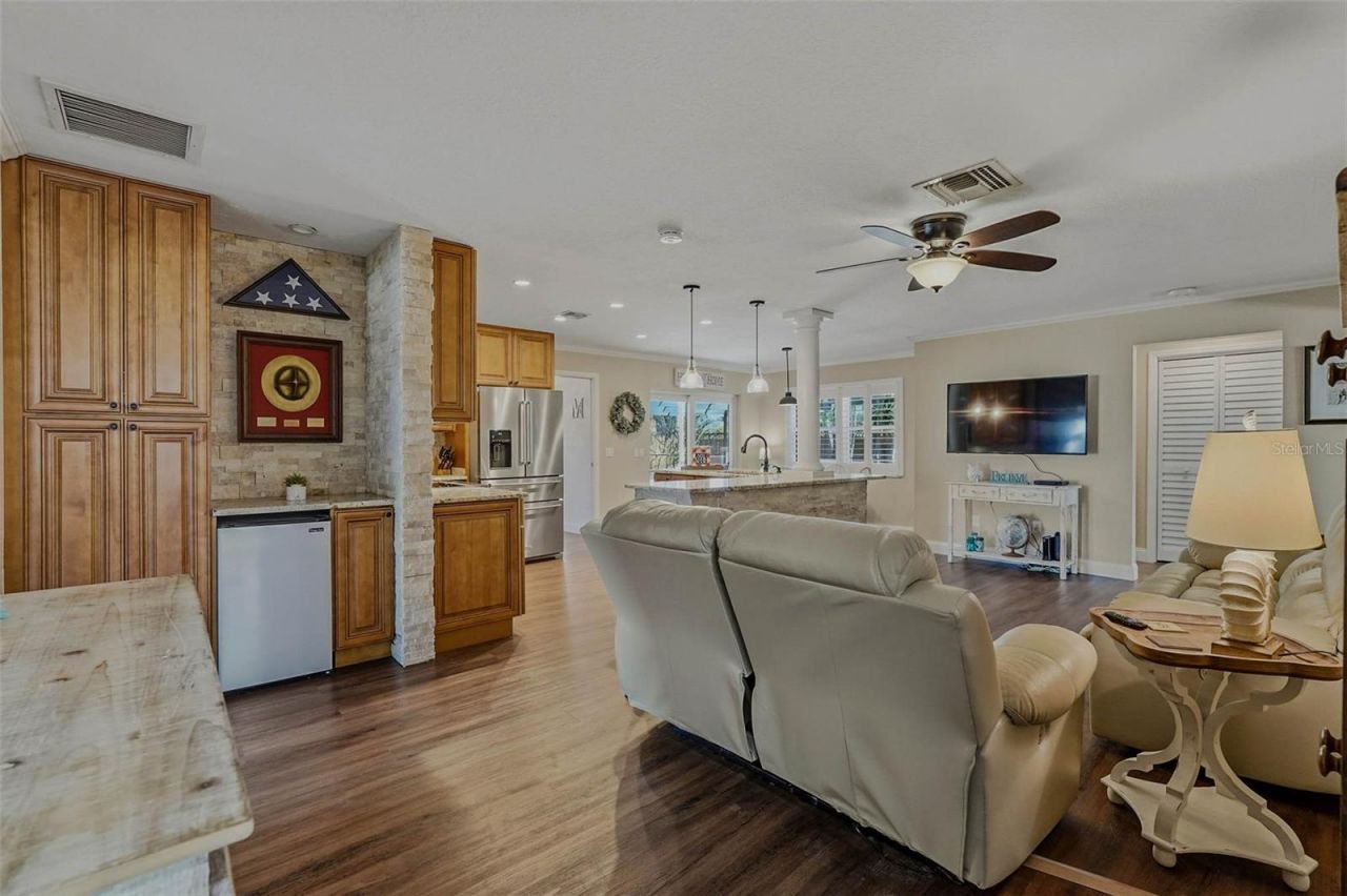 10099 Linden Place Drive, Seminole, FL 33776 Photo