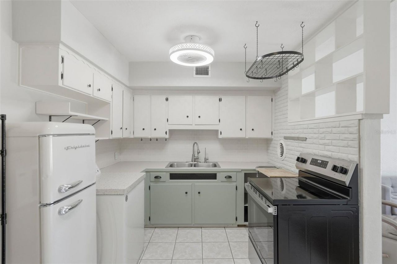 5664 40th Terrace N, Unit 430, Kenneth City, FL 33709 Photo