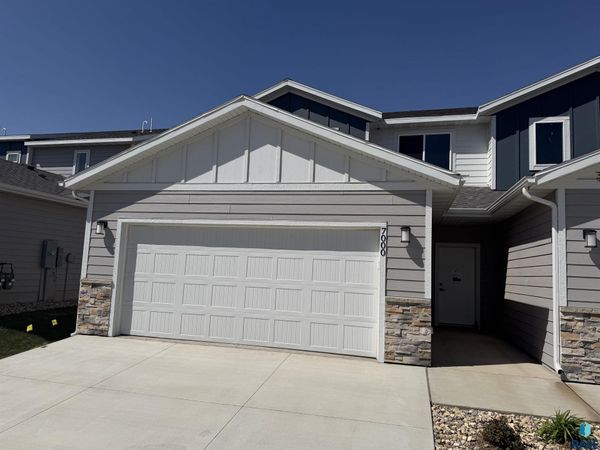 7000 E Brooks Edge Pl, Sioux Falls, SD 57110