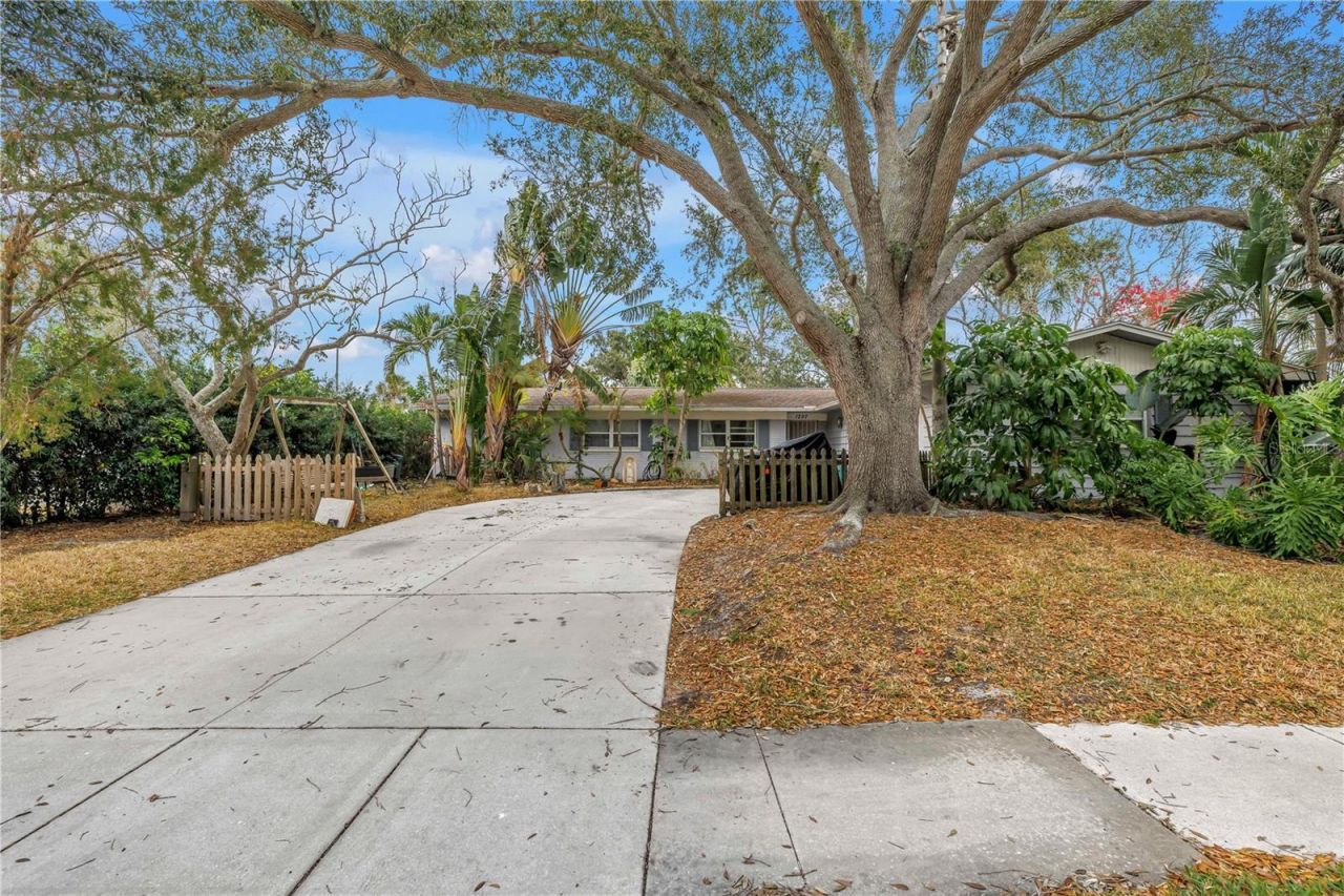 1297 Eden Isle Boulevard Ne, Saint Petersburg, FL 33702 Photo