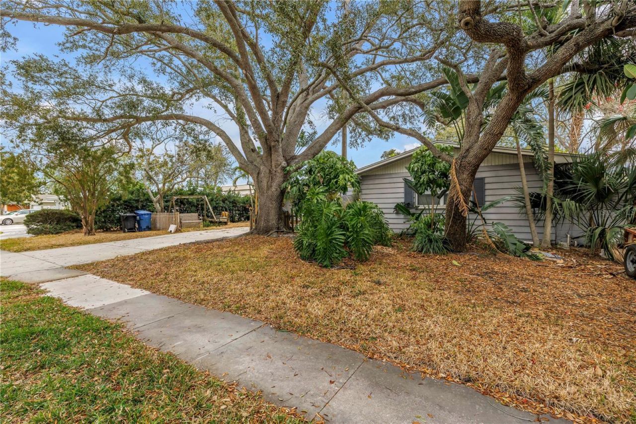 1297 Eden Isle Boulevard Ne, Saint Petersburg, FL 33702 Photo