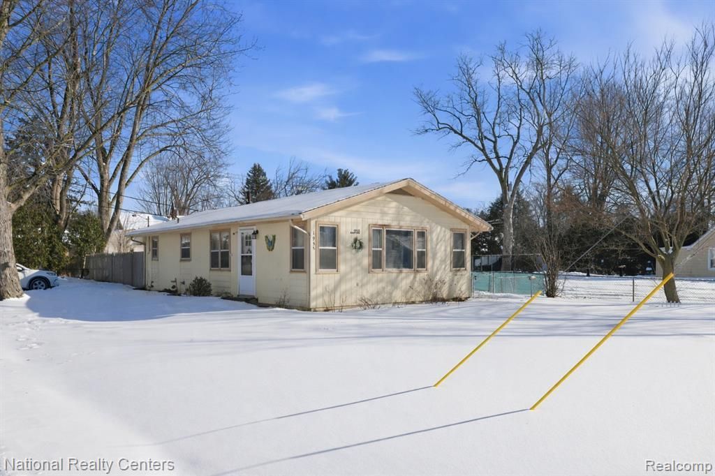 1955 Maddy Lane, Keego Harbor, MI 48320 Main Photo