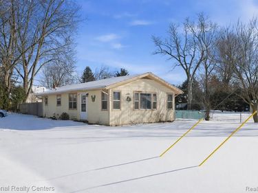 1955 Maddy Lane, Keego Harbor, MI 48320