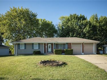122 SE Moore Street, Blue Springs, MO 64014