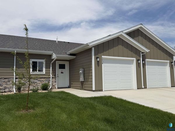 5934 S Whisper Creek Pl, Sioux Falls, SD 57108