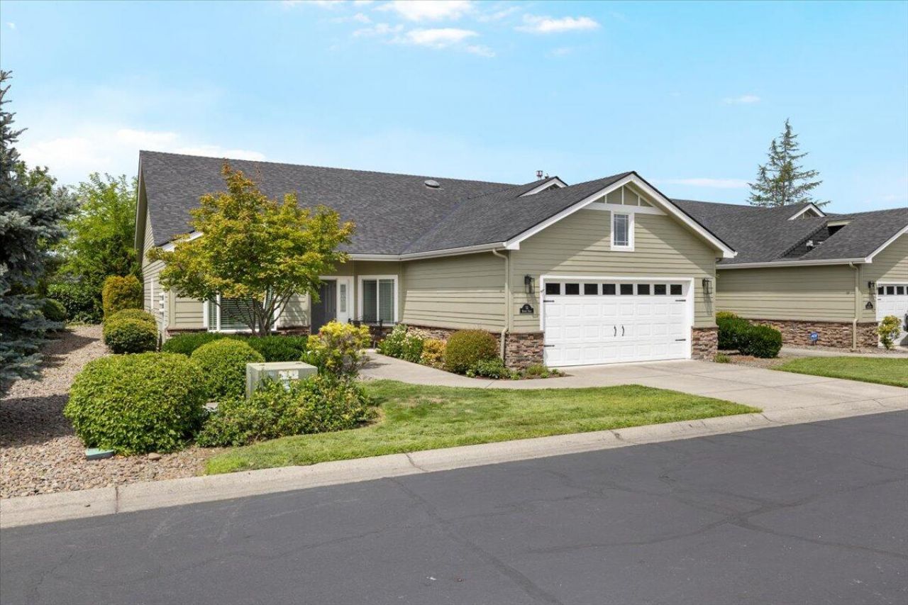 51 Broken Stone Way, Eagle Point, OR 97524 Main Photo