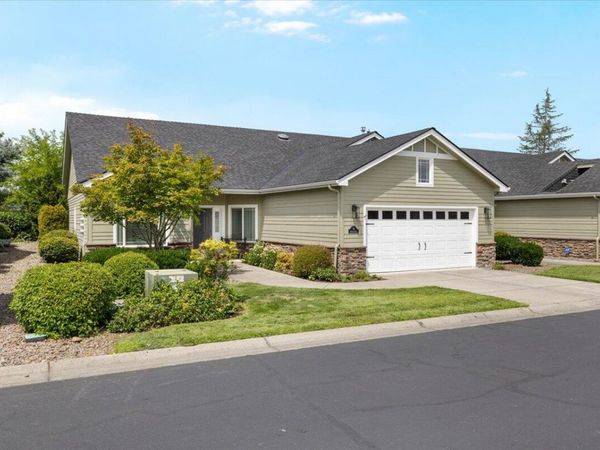 51 Broken Stone Way, Eagle Point, OR 97524