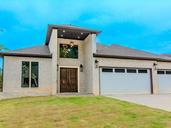 7921 Kanis Oaks Dr, Little Rock, AR 72204