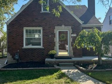 1809 Roslyn Road, Grosse Pointe Woods, MI 48236