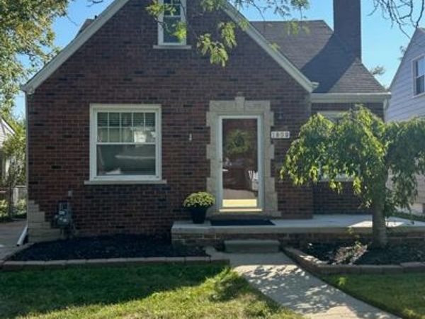 1809 Roslyn Road, Grosse Pointe Woods, MI 48236