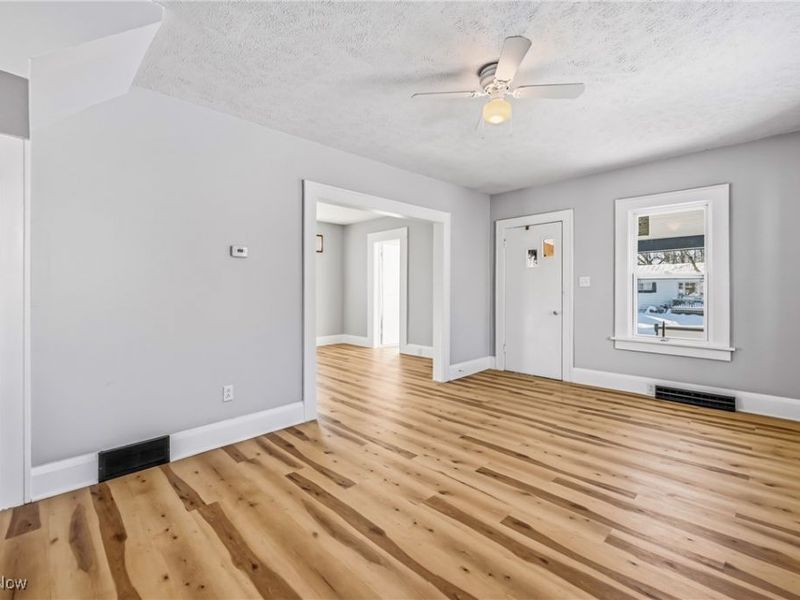 345 E Indiana Avenue, Sebring, OH 44672 Photo 5