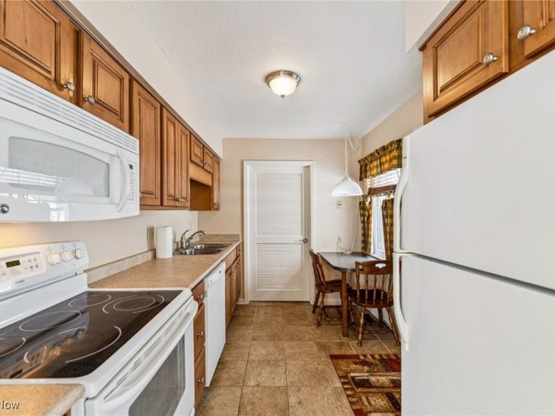 3700 Glenbar Court, Fairview Park, OH 44126 Photo 11