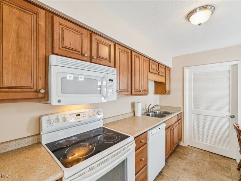 3700 Glenbar Court, Fairview Park, OH 44126 Photo 12