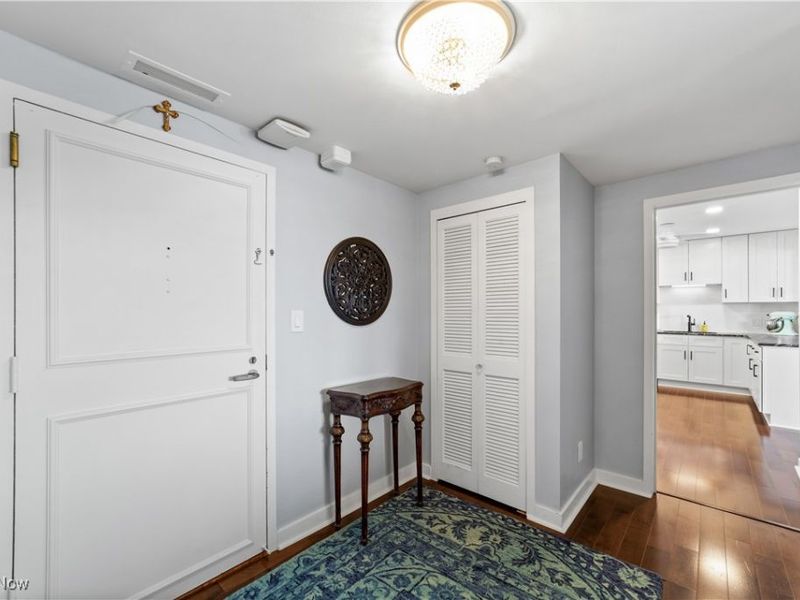 1 Bratenahl Place, Unit 605, Bratenahl, OH 44108 Photo 2