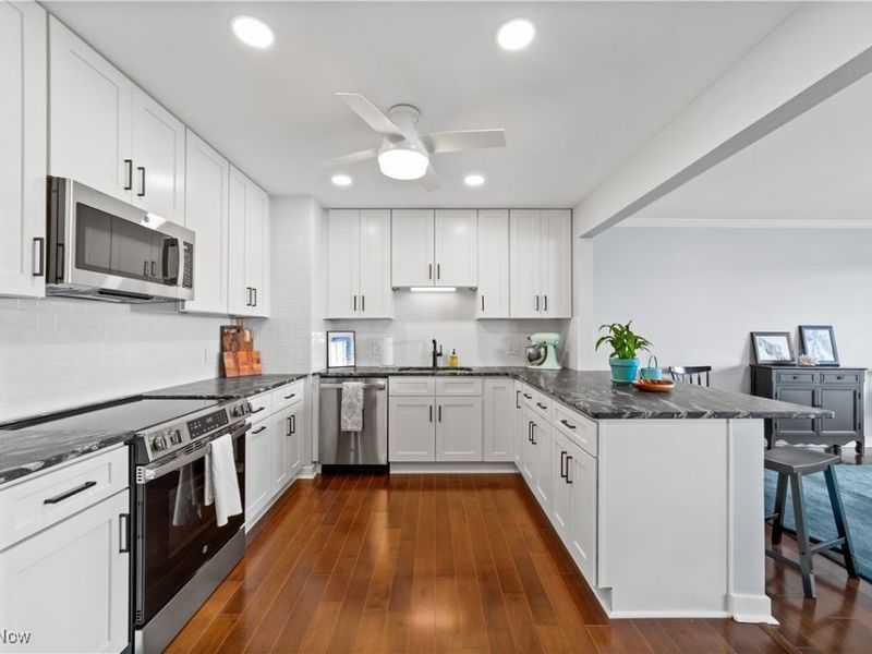 1 Bratenahl Place, Unit 605, Bratenahl, OH 44108 Photo 3