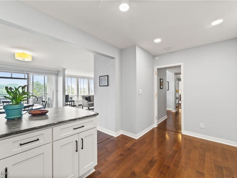 1 Bratenahl Place, Unit 605, Bratenahl, OH 44108 Photo 6