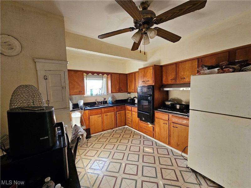 12414 Forest Grove Avenue, Cleveland, OH 44108 Photo 6